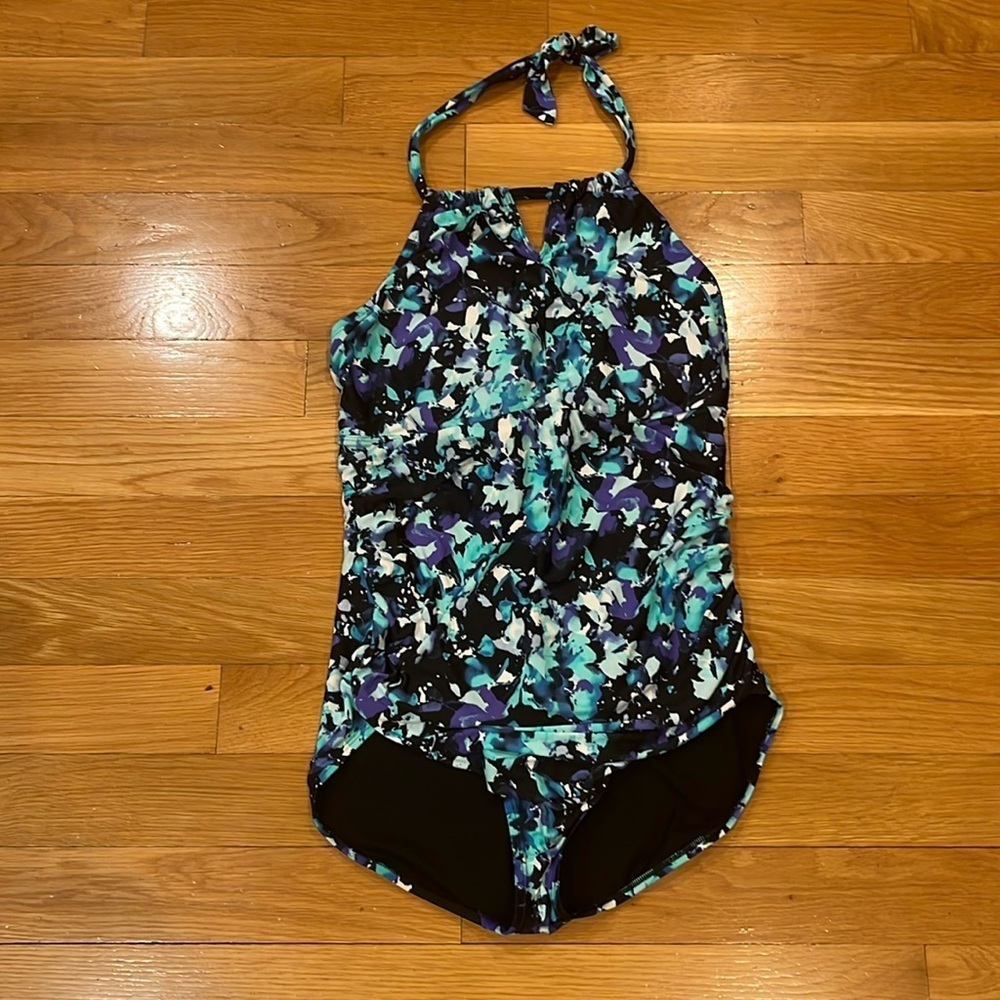 Speedo women’s one piece swimsuit size xlarge.